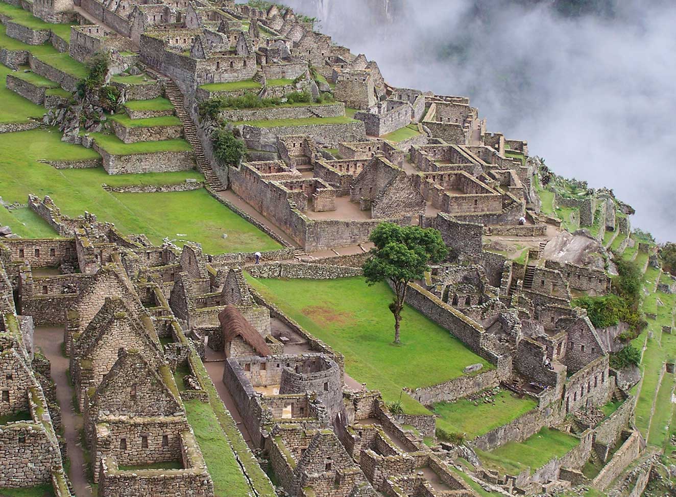 Piscina en la azotea con vista a la ciudad