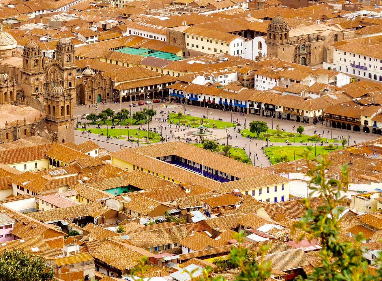 Habitación de hotel blanca y minimalista